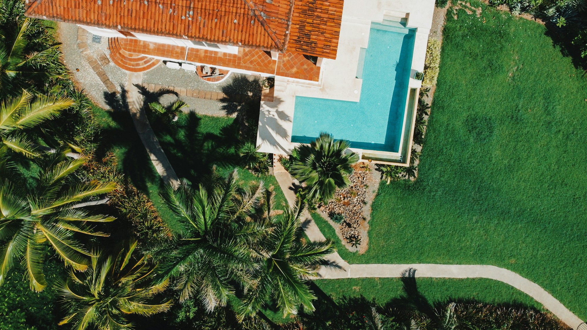 Vue aérienne d'une villa de luxe avec piscine à Marrakech
